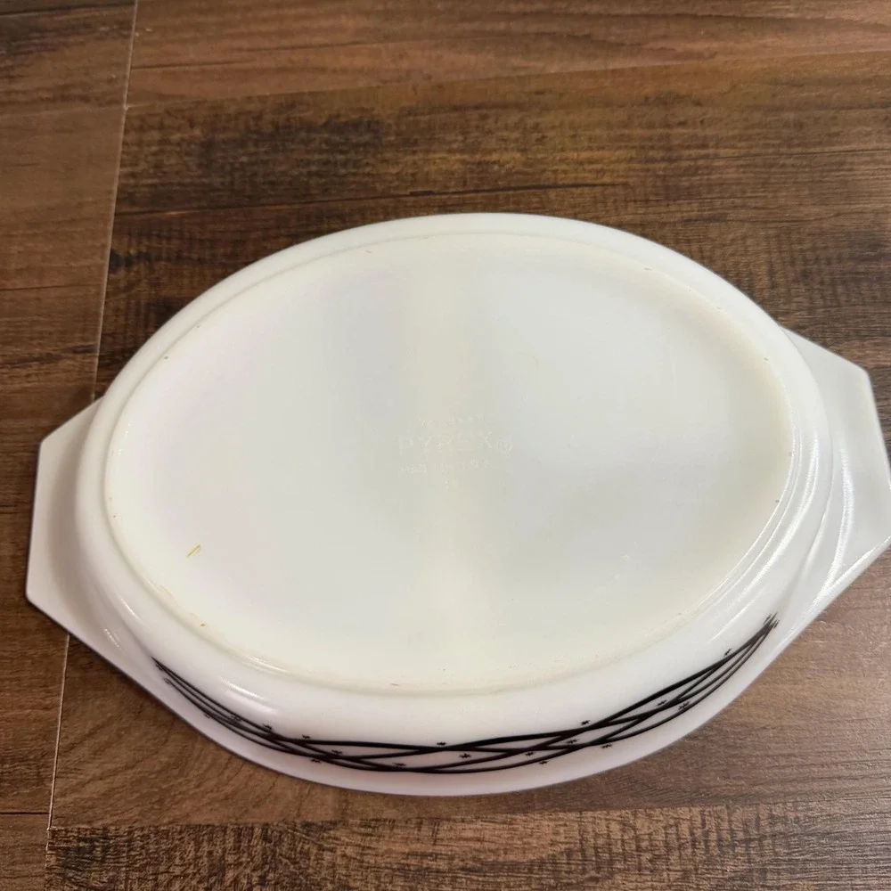 VTG Pyrex Barbed Wire Divided Casserole Dish, White Opal Glass Oval Serving Bowl